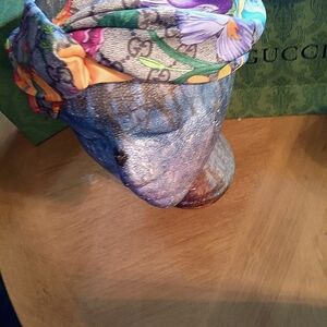 Woman floral Gucci headband.